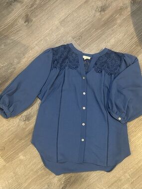 Fig + Flower size medium Woven Lace Yoke Button-Front button up Blouse - Blue